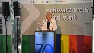 Eröffnung der Wanderausstellung „schwarz-weiß wird bunt - 70 Jahre NRW"