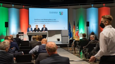 Bundeskanzlerin Angela Merkel und Ministerpräsident Armin Laschet im Märkischen Kreis und in Hagen