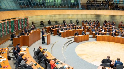 Ministerpräsident Hendrik Wüst spricht am Rednerpult