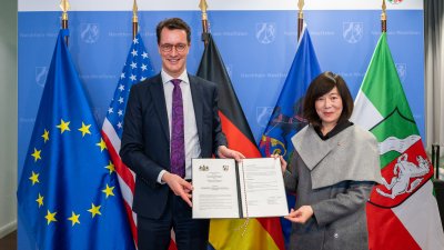 Gruppenfoto vor Flaggen