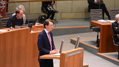 Ministerpräsident Hendrik Wüst spricht am Rednerpult