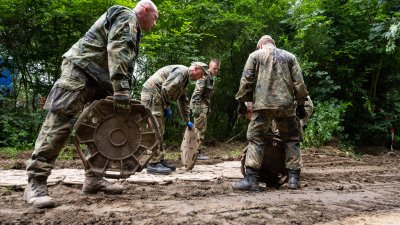 Bundesinnenminister Horst Seehofer und Ministerpräsident Armin Laschet besuchen die Steinbachtalsperre im Kreis Euskirchen