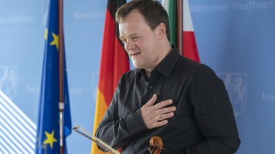 Ministerpräsident Armin Laschet zeichnet Anita Lasker-Wallfisch mit dem Verdienstorden des Landes Nordrhein-Westfalen aus