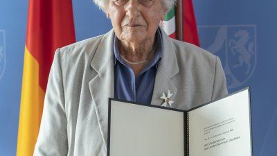 Ministerpräsident Armin Laschet zeichnet Anita Lasker-Wallfisch mit dem Verdienstorden des Landes Nordrhein-Westfalen aus