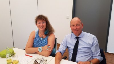 Staatssekretärin Andrea Milz im Gespräch mit Oberbürgermeister Bernd Tischler an einem Tisch sitzend.