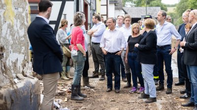 Bundeskanzlerin Angela Merkel und Ministerpräsident Armin Laschet in Bad Münstereifel