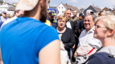 Bundeskanzlerin Angela Merkel und Ministerpräsident Armin Laschet in Bad Münstereifel