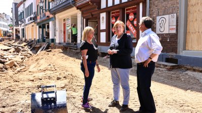 Bundeskanzlerin Angela Merkel und Ministerpräsident Armin Laschet in Bad Münstereifel