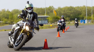 Innenminister Ralf Jäger beim Fahr- und Sicherheitstraining für Motorradfahrer