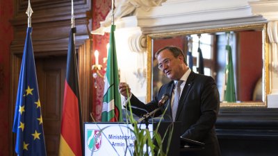 Ministerpräsident Armin Laschet zeichnet 14 Bürgerinnen und Bürger mit dem Landesverdienstorden aus