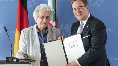 Ministerpräsident Armin Laschet zeichnet Anita Lasker-Wallfisch mit dem Verdienstorden des Landes Nordrhein-Westfalen aus