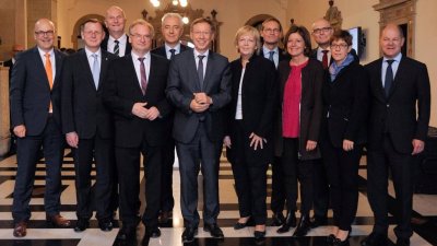 Gruppenfoto mit allen Ministerpräsidentinnen und Ministerpräsidenten