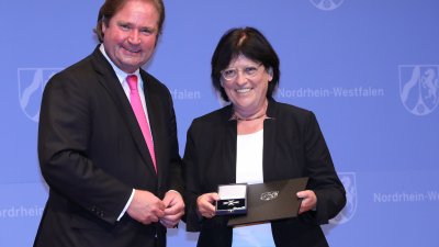 Minister der Finanzen, Lutz Lienenkämper, überreicht den Verdienstorden des Landes Nordrhein-Westfalen