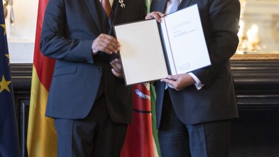 Ministerpräsident Armin Laschet zeichnet 14 Bürgerinnen und Bürger mit dem Landesverdienstorden aus