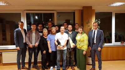 Porträtfoto mit Staatssekretärin Andrea Milz und Mitgliedern von MY Viertel e.V.