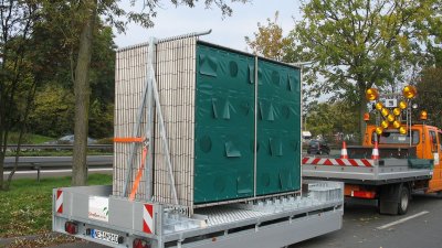 Das Foto zeigt mobile Sichtschutzzäune gegen Schaulustige an Unfallstellen auf einem Lkw Anhänger