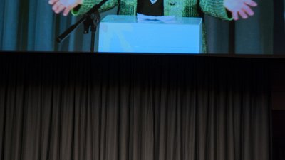 Das Bild zeigt Ministerpräsidentin Kraft bei einem Grußwort.