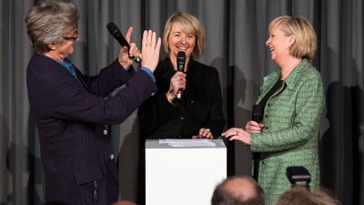 Das Bild zeigt Wim Wenders (links) und Ministerpräsidentin Kraft (rechts). 