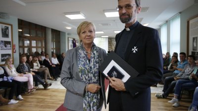Ministerpräsidentin Hannelore Kraft verleiht den Verdienstorden des Landes Nordrhein-Westfalen an Pfarrer Manfred Deselaers