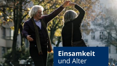 Ein Poster mit der Überschrift "Einsamkeit und Alter", im Hintergrund tanzt ein älteres Ehepaar auf dem Bürgersteig 