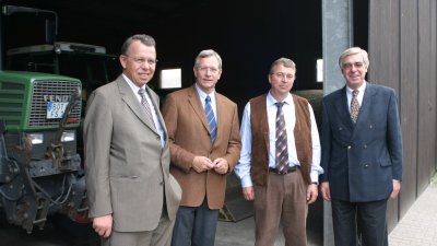 Minister Uhlenberg unterzeichnet Vereinbarung mit Verbänden