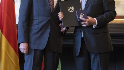 Ministerpräsident Armin Laschet zeichnet 14 Bürgerinnen und Bürger mit dem Landesverdienstorden aus