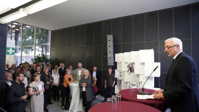 Garreilt Duin spricht an einem Podiumstisch zu einem Publikum