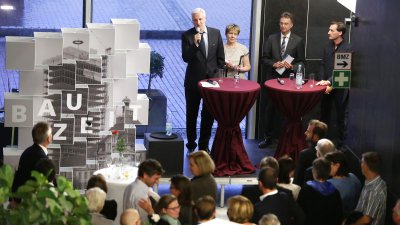 Garreilt Duin spricht an einem Podiumstisch zu einem Publikum