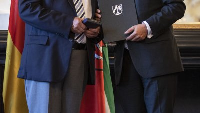 Ministerpräsident Armin Laschet zeichnet 14 Bürgerinnen und Bürger mit dem Landesverdienstorden aus
