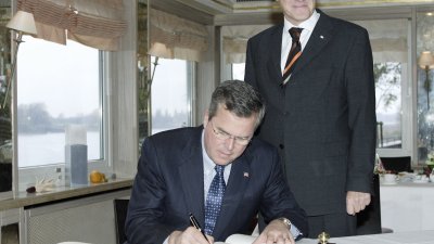 Eintrag ins Gästebuch der Landesregierung