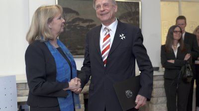 Ministerpräsidentin Hannelore Kraft verleiht den Verdienstorden des Landes Nordrhein-Westfalen an Botschafter a.D. Avi Primor