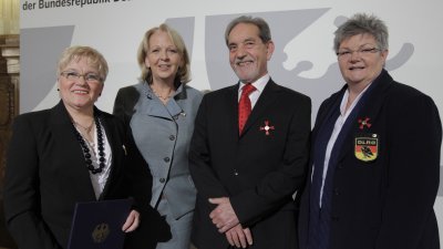 Ministerpräsidentin überreicht Bundesverdienstorden an 14 Bürgerinnen und Bürger aus Nordrhein-Westfalen, 01.02.2012