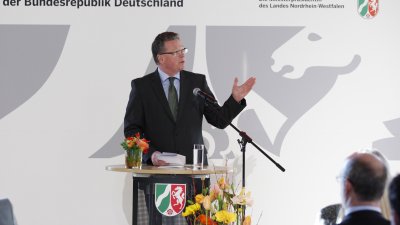 Ministerpräsidentin überreicht Bundesverdienstorden an 14 Bürgerinnen und Bürger aus Nordrhein-Westfalen, 01.02.2012
