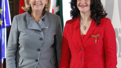 Ministerpräsidentin überreicht Bundesverdienstorden an 14 Bürgerinnen und Bürger aus Nordrhein-Westfalen, 01.02.2012