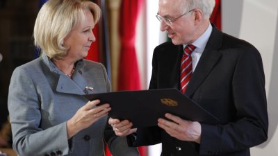Ministerpräsidentin überreicht Bundesverdienstorden an 14 Bürgerinnen und Bürger aus Nordrhein-Westfalen, 01.02.2012