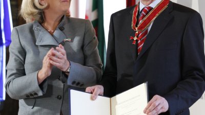 Ministerpräsidentin überreicht Bundesverdienstorden an 14 Bürgerinnen und Bürger aus Nordrhein-Westfalen, 01.02.2012