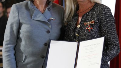 Ministerpräsidentin überreicht Bundesverdienstorden an 14 Bürgerinnen und Bürger aus Nordrhein-Westfalen, 01.02.2012