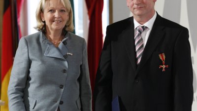 Ministerpräsidentin überreicht Bundesverdienstorden an 14 Bürgerinnen und Bürger aus Nordrhein-Westfalen, 01.02.2012