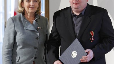 Ministerpräsidentin überreicht Bundesverdienstorden an 14 Bürgerinnen und Bürger aus Nordrhein-Westfalen, 01.02.2012