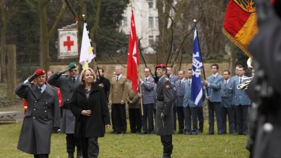 Ministerpräsidentin Hannelore Kraft verleiht Fahnenband an nordrhein-westfälisches Landeskommando der Bundeswehr in Düsseldorf, 12.03.2012