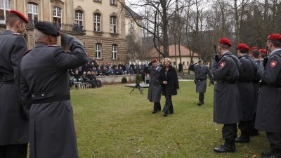 Ministerpräsidentin Hannelore Kraft verleiht Fahnenband an nordrhein-westfälisches Landeskommando der Bundeswehr in Düsseldorf, 12.03.2012