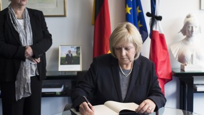 Ministerpräsidentin Hannelore Kraft trägt sich in das Kondolenzbuch des französischen Generalkonsulats in Düsseldorf ein