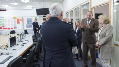 Ministerpraesidentin Hannelore Kraft spricht mit Polizistinnen und Polizisten