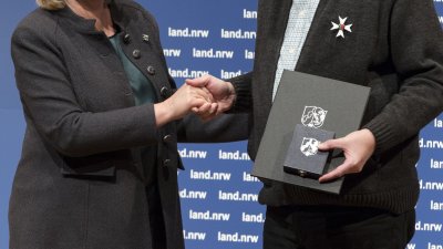 Ministerpräsidentin Hannelore Kraft verleiht den Verdienstorden des Landes Nordrhein-Westfalen an 26 Bürgerinnen und Bürger
