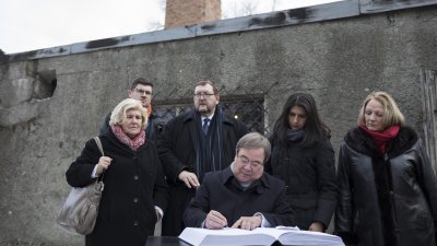Ministerpräsident Armin Laschet gedenkt in Auschwitz den Opfern des Holocaust