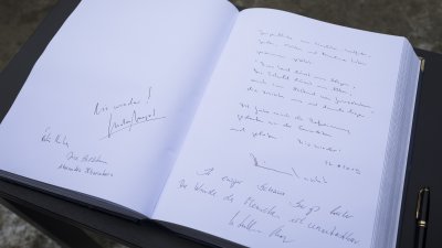 Ministerpräsident Armin Laschet gedenkt in Auschwitz den Opfern des Holocaust