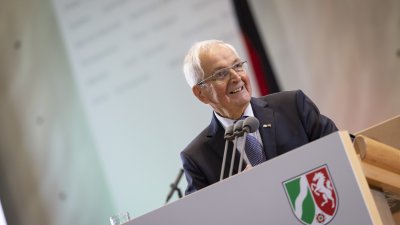 Ministerpräsident Armin Laschet verleiht den Staatspreis 2019 an Prof. Klaus Töpfer