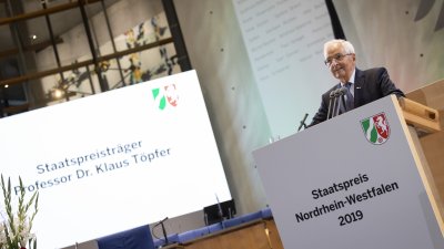Ministerpräsident Armin Laschet verleiht den Staatspreis 2019 an Prof. Klaus Töpfer