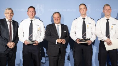 Ministerpräsident Armin Laschet verleiht die Rettungsmedaille des Landes Nordrhein-Westfalen an 20 Bürgerinnen und Bürger