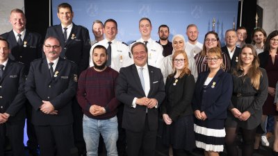 Ministerpräsident Armin Laschet verleiht die Rettungsmedaille des Landes Nordrhein-Westfalen an 20 Bürgerinnen und Bürger